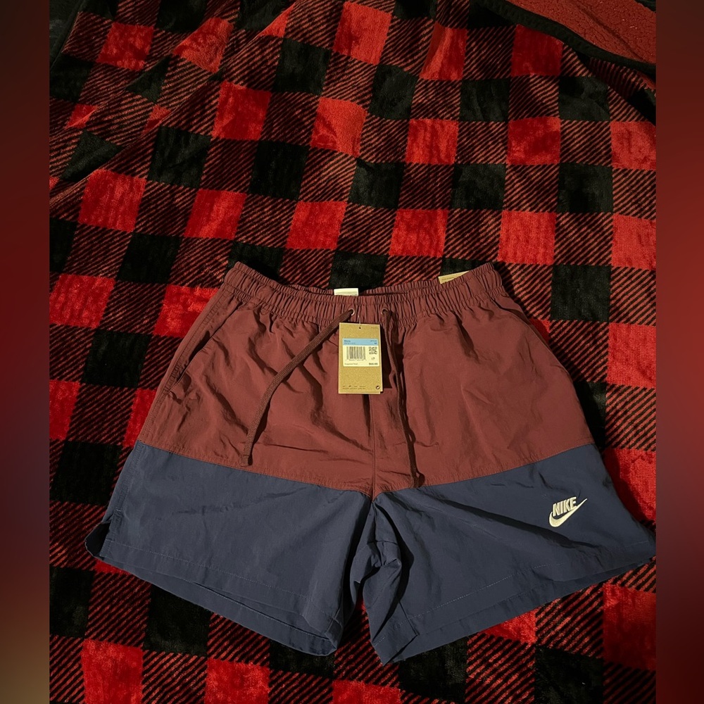 NIKE MEN’S WOVEN COLOR-BLOCKED SHORTS NAVY BLUE/MAROON